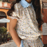 Blūze ar zilu ziedu rakstu