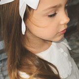 Matu sprādze ar baltu muslīna bantīti